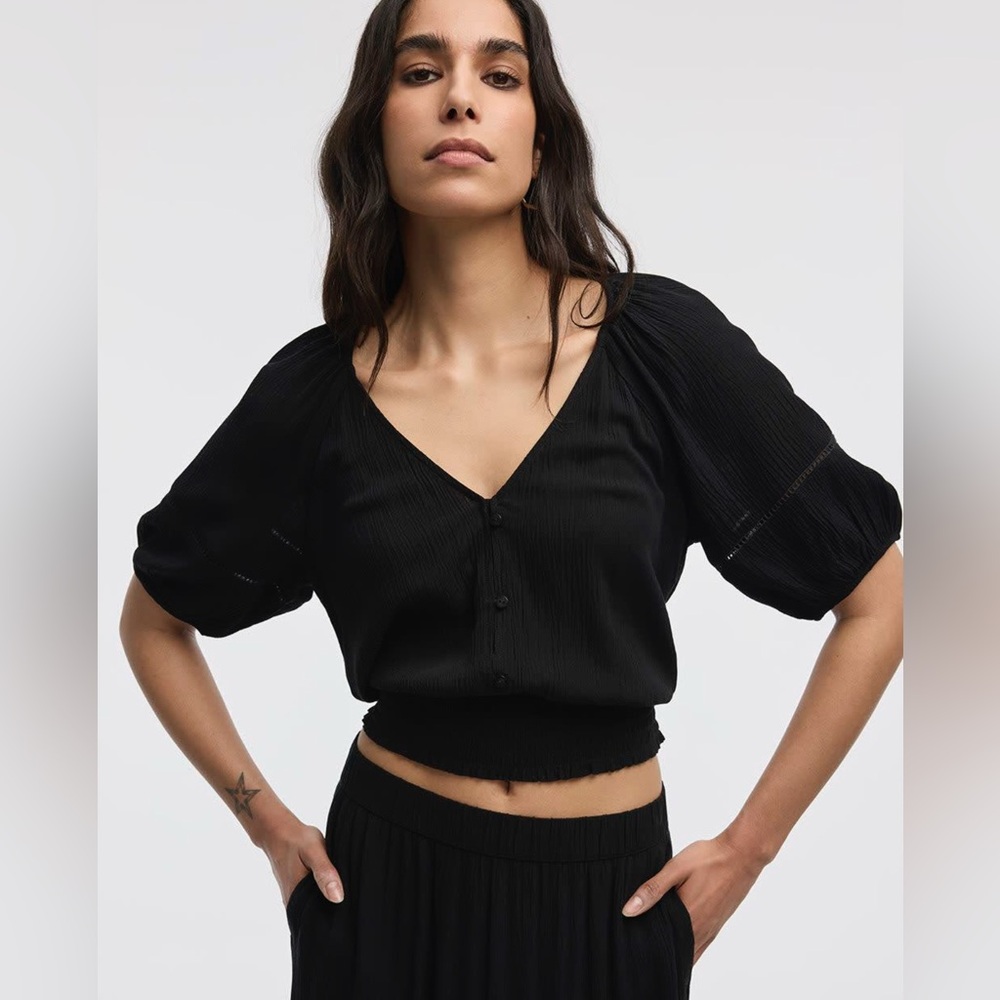 Reitmans - NWT - black puffy sleeved top - size small